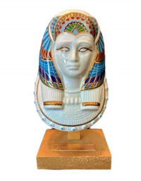 Elizabeth Arden Queen Nefertari Porcelain Bust on Stand – Treasures of the Pharaohs 1982 Egyptian Revival